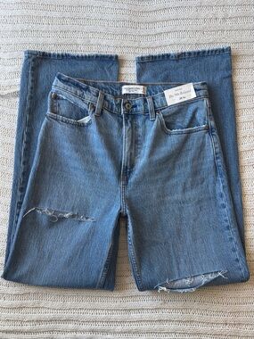 NWT Abercrombie The 90s Relaxed Jeans 28 Regular High Rise Raw Hem